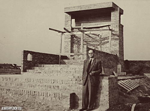 Beniamin Lejb Perelmuter in front of the monument (under construction) at the Jewish cemetery at Mickiewicza Street, Płock, 1949